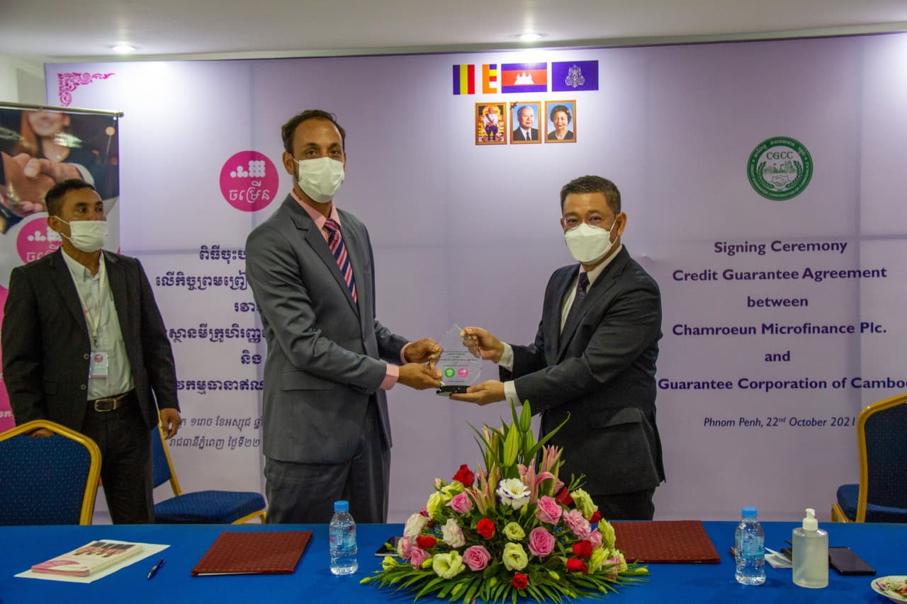 Signing ceremony between CGCC and Chamroeun MFI to support SMEs in Rural Area